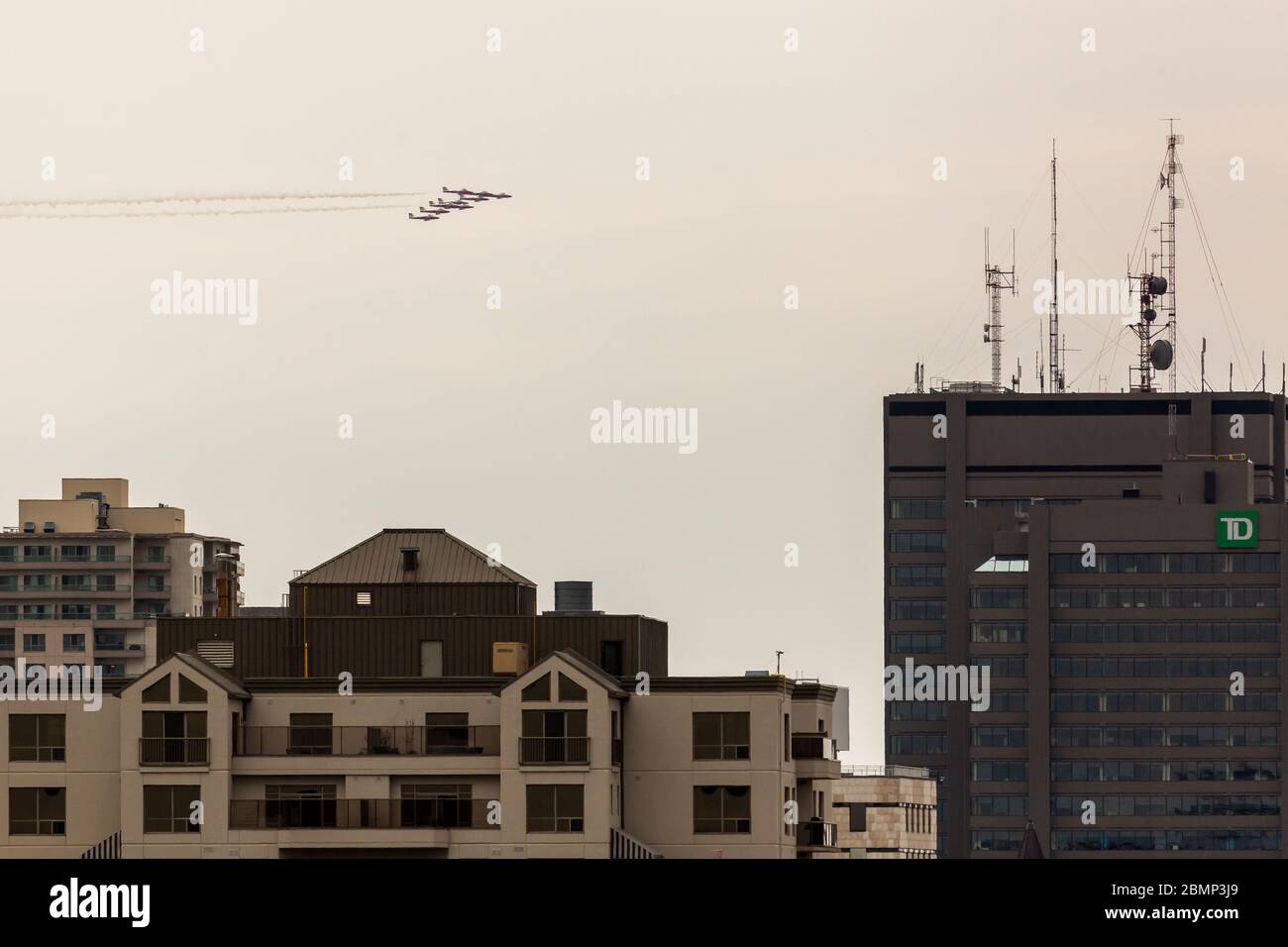 London, Kanada – 10. Mai 2020. Mitglieder des Canadian Forces Air Demonstration Team-The Snowbirds fliegen im Rahmen der Operation Inspiration Tour über London. Stockfoto