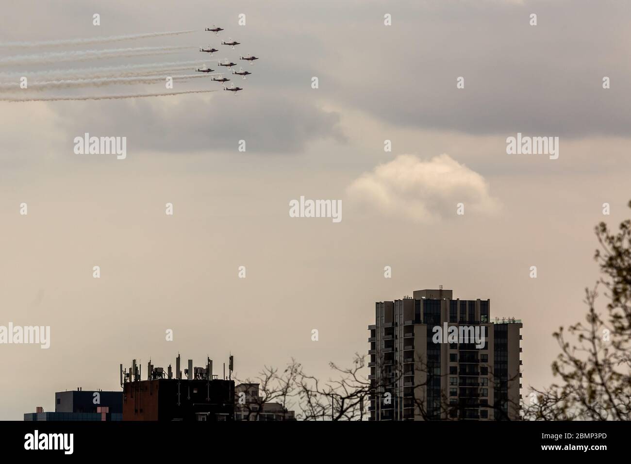 London, Kanada – 10. Mai 2020. Mitglieder des Canadian Forces Air Demonstration Team-The Snowbirds fliegen im Rahmen der Operation Inspiration Tour über London. Stockfoto