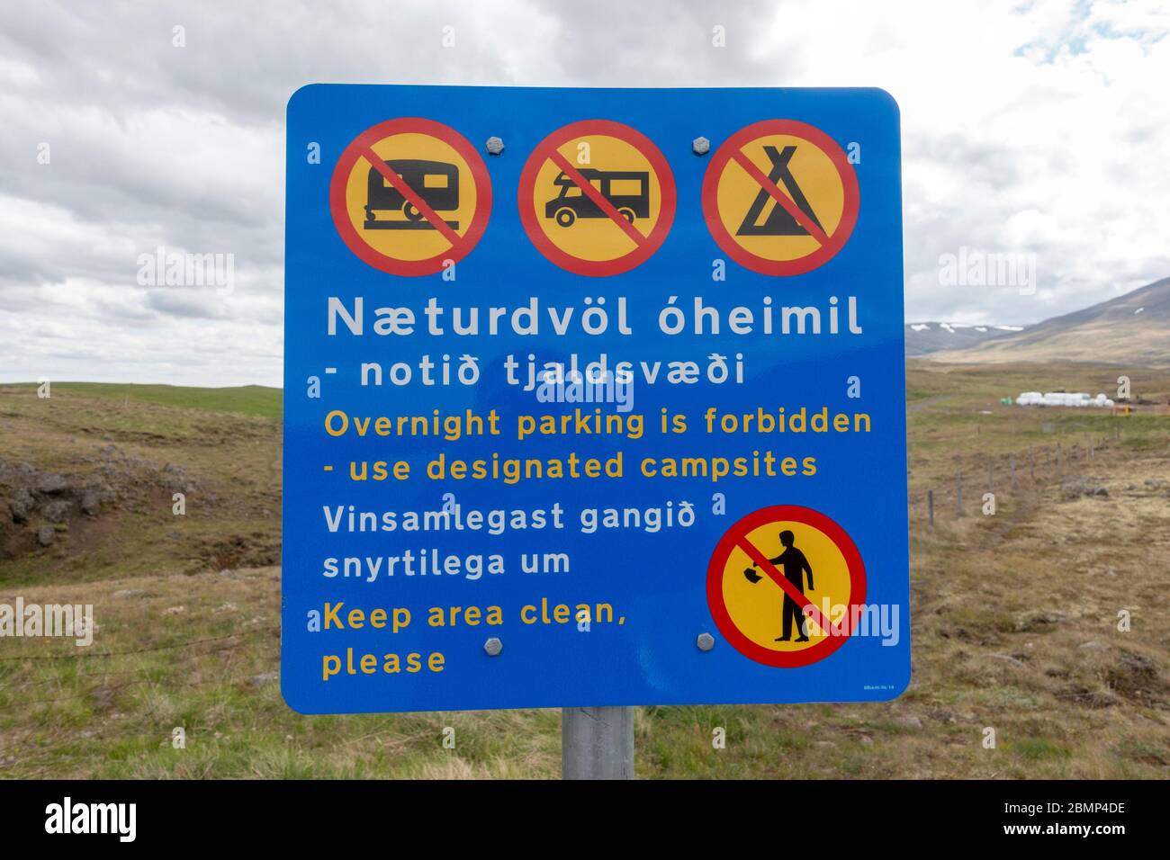 Typisches Straßenschild warnt Besucher, dass Übernachtung Camping nicht erlaubt ist (nur ausgewiesene Campingplätze benutzen), Skagafjörður, Island. Stockfoto