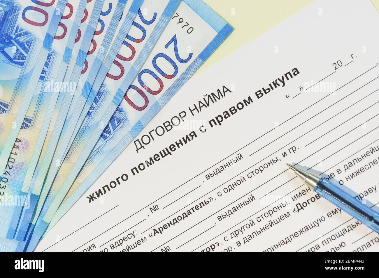 Registrierung eines Mietvertrags für Wohnungen. Russischer Text "Mietwohnung Vereinbarung mit dem Recht zu kaufen", Rubel Noten für die Zahlung und Stift Stockfoto