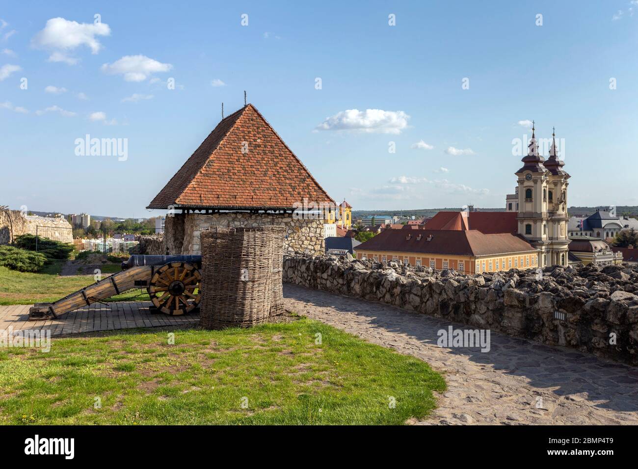 Eger, Ungarn - 04 26 2020: Der Schmiedeturm der Eger Burg, Ungarn an einem sonnigen Nachmittag. Stockfoto