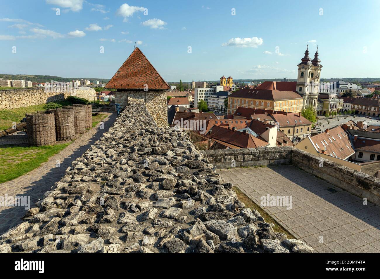 Eger, Ungarn - 04 26 2020: Der Schmiedeturm der Eger Burg, Ungarn an einem sonnigen Nachmittag. Stockfoto