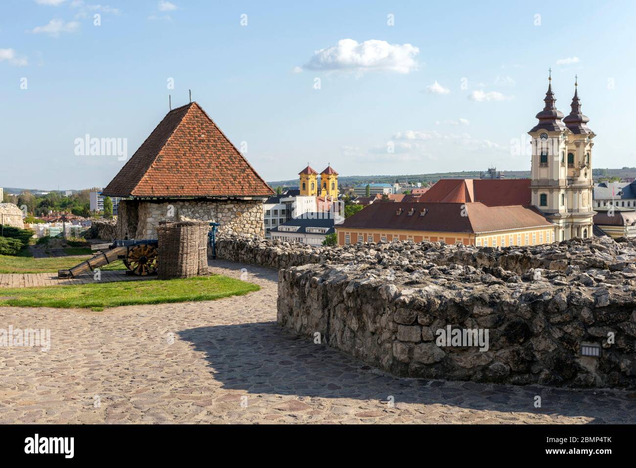 Eger, Ungarn - 04 26 2020: Der Schmiedeturm der Eger Burg, Ungarn an einem sonnigen Nachmittag. Stockfoto