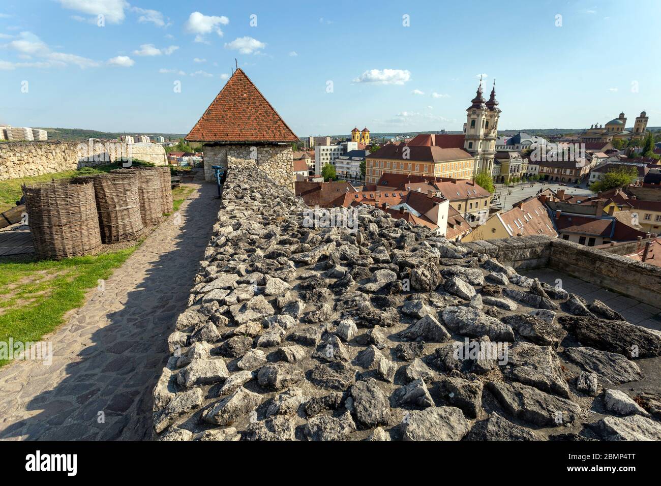 Eger, Ungarn - 04 26 2020: Der Schmiedeturm der Eger Burg, Ungarn an einem sonnigen Nachmittag. Stockfoto