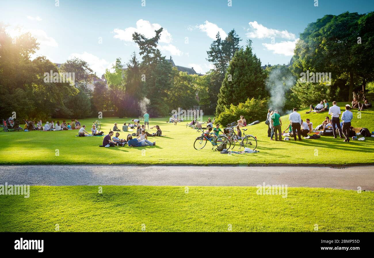 Menschen, die sich in einem öffentlichen Park unterhalten Stockfoto