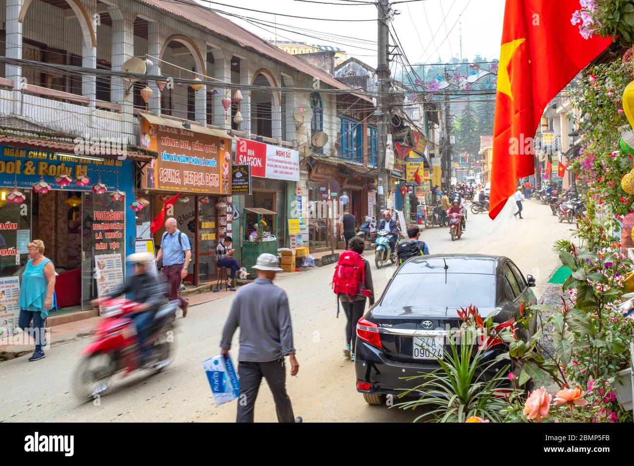 SA pa, Vietnam - 26. April 2018: Eine belebte Touristenstraße von Sa Pa, mit Touristen vorbei und Einheimischen auf Motorroller Stockfoto
