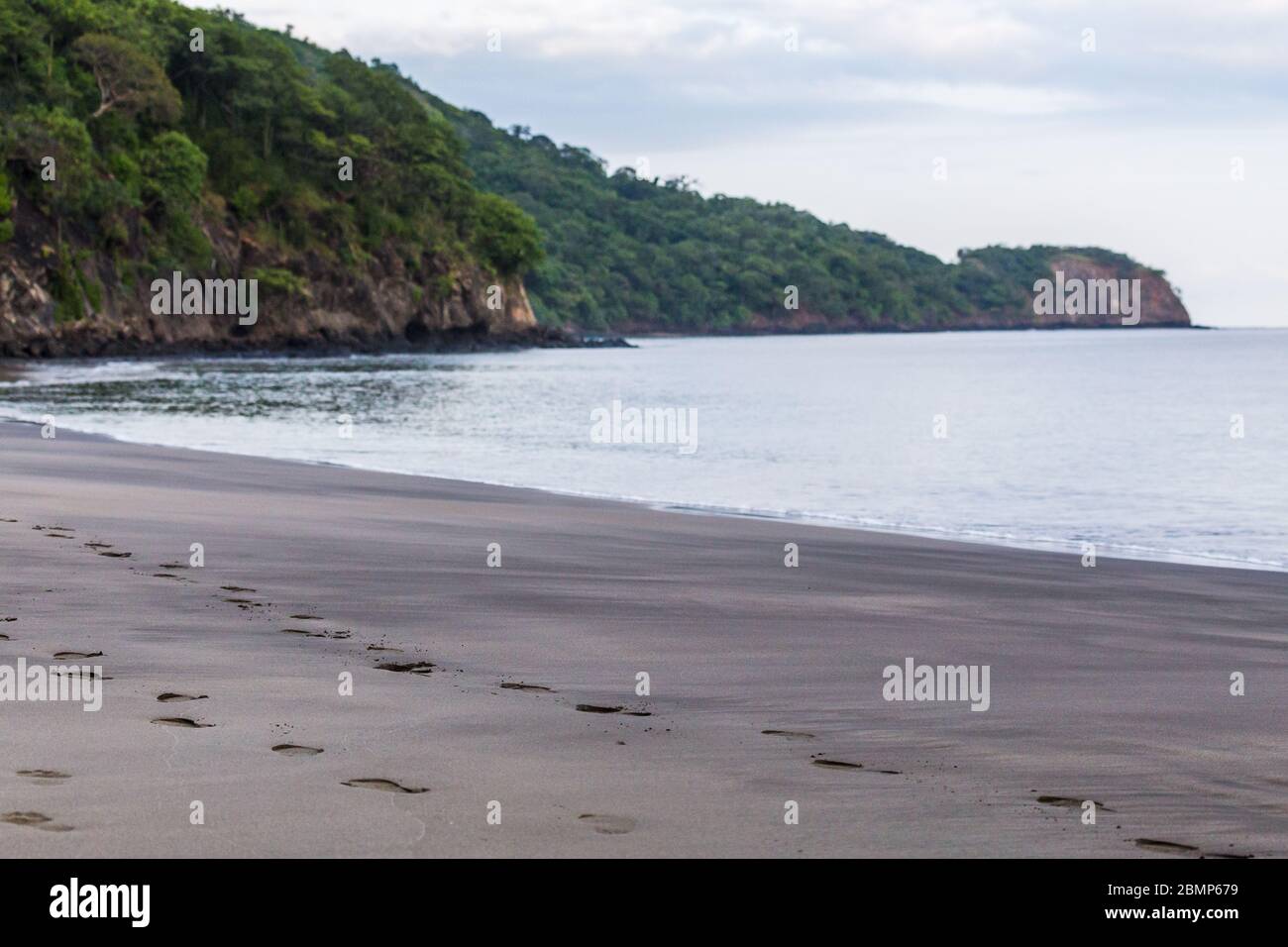 Fußabdrücke an der Playa Matapalo an der Küste Costa Ricas eines Morgens. Stockfoto