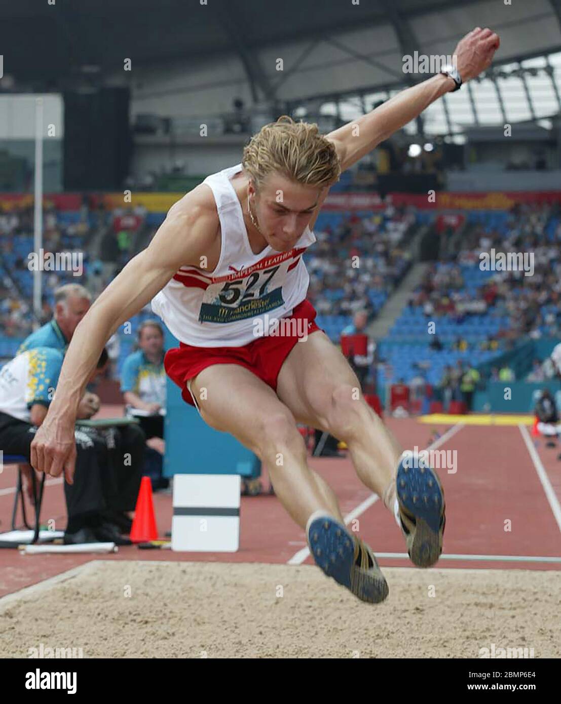 MANCHESTER - JULI 30: Chris TOMLINSON aus England tritt bei den Commonwealth Games in Manchester am 30. Juli 2002 in der Long Jump Qualifikation A der Männer an. Stockfoto