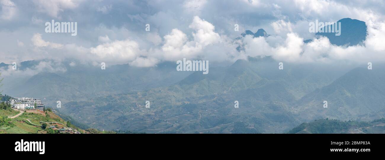 Panoramablick auf das Sa Pa-Tal und Bergkette, mit Gipfeln aus Wolken, Sa Pa, Vietnam Stockfoto