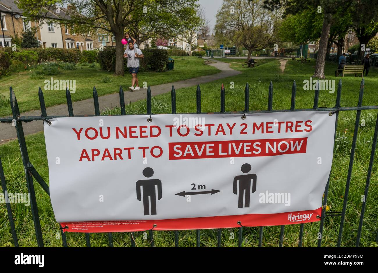 Ein soziales Distanzierungszeichen am Eingang zu einem Park warnt die Menschen, während der Covid-Pandemie 19 2 Meter voneinander entfernt zu bleiben. Stockfoto