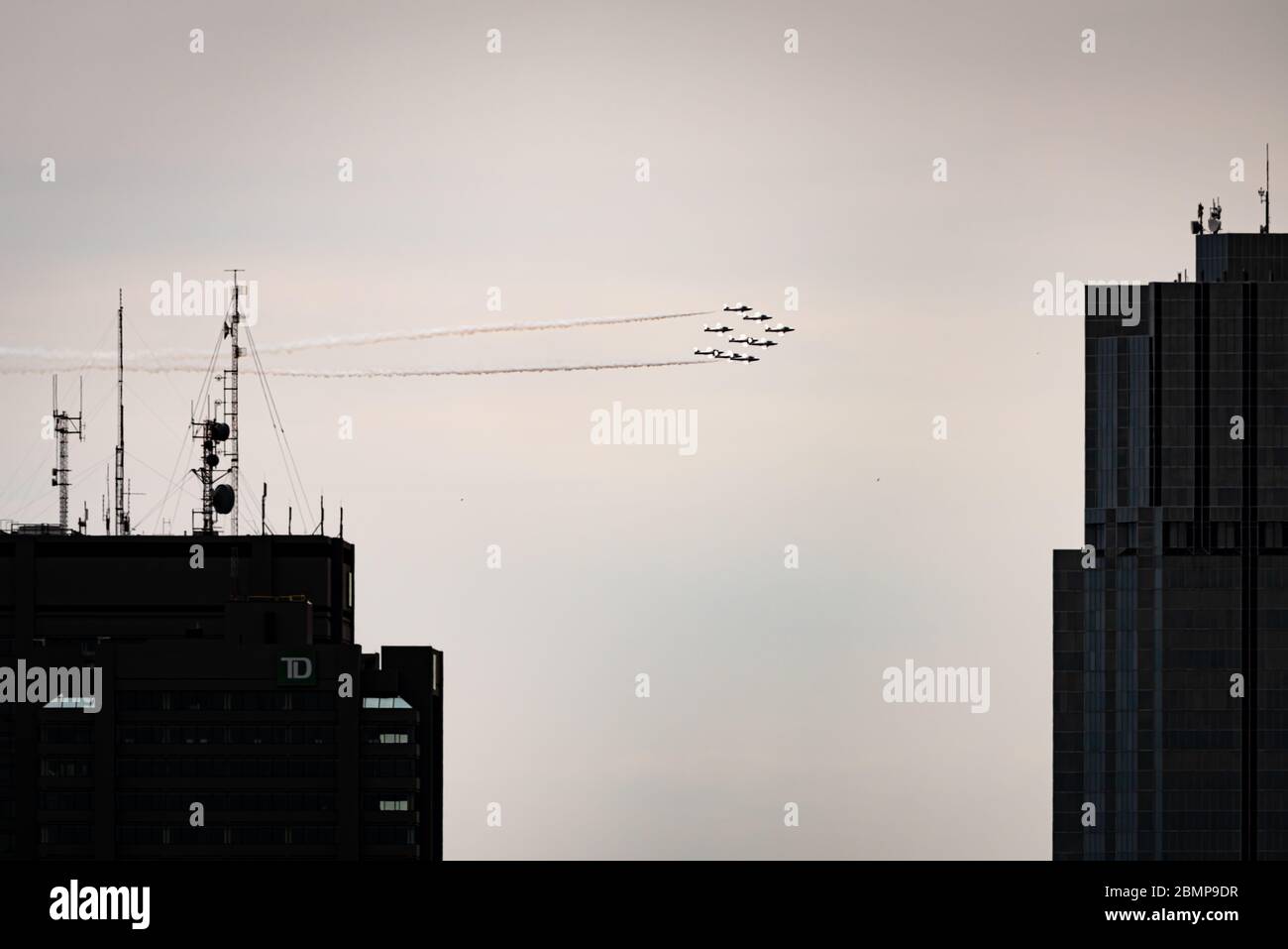 RCAF Snowbirds führen Luftakrobatik über London Ontario in der Operation Inspiration Stockfoto