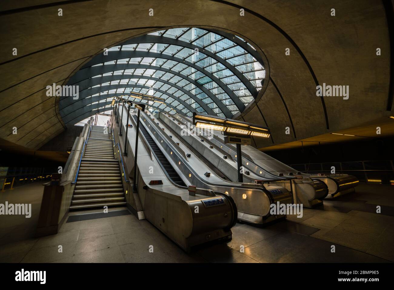 Die Rolltreppen und Treppen führen zur Eingangshalle der Canary Wharf U-Bahn-Station. Zum schönsten Bahnhof in London gewählt. Stockfoto