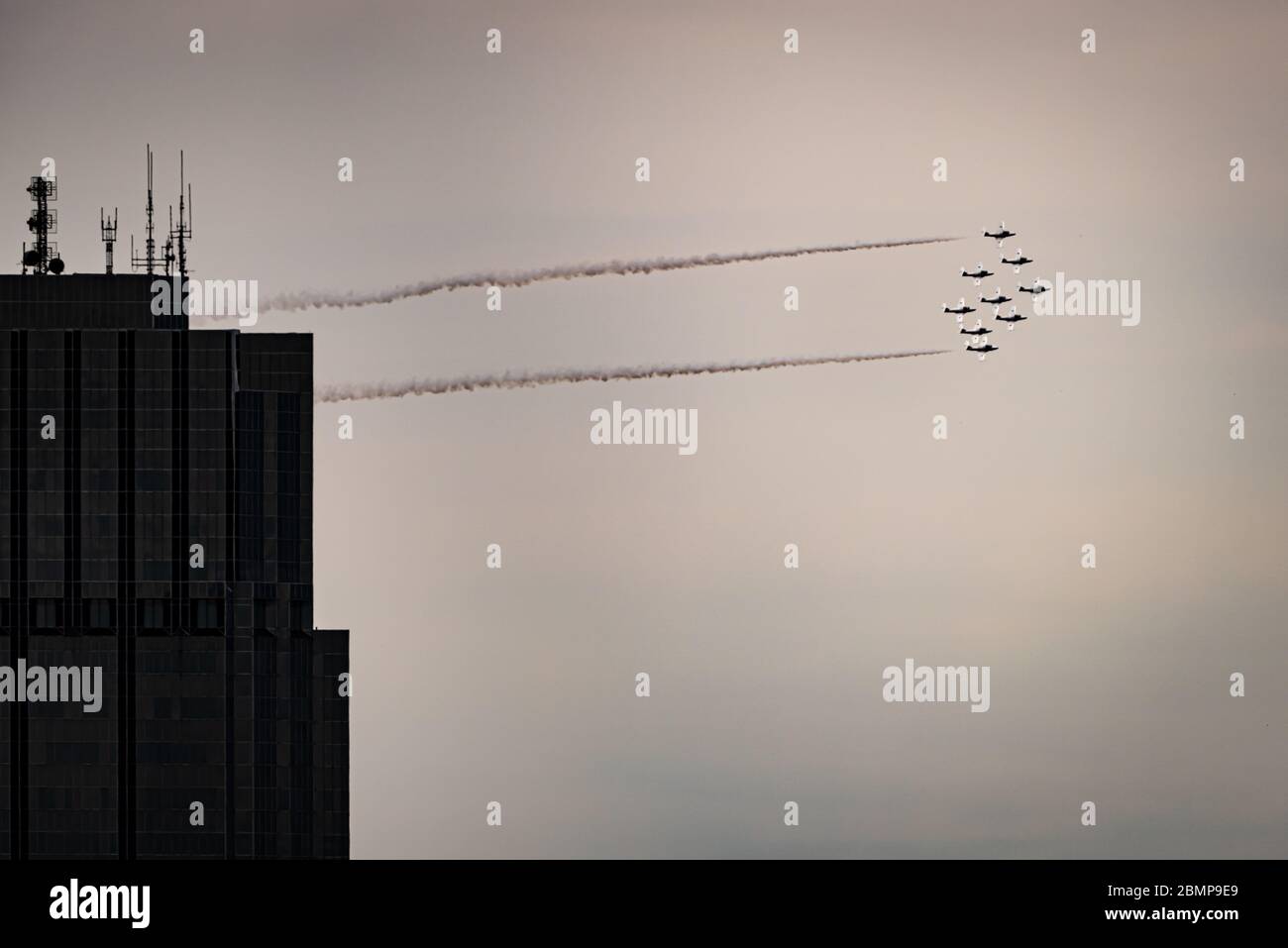 RCAF Snowbirds führen Luftakrobatik über London Ontario in der Operation Inspiration Stockfoto