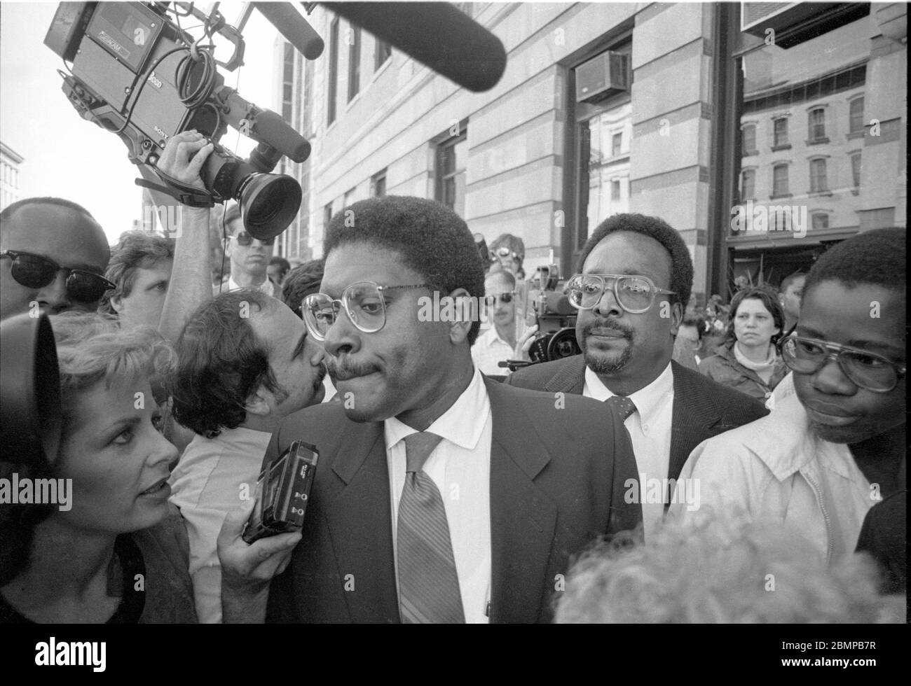 Die Anwälte Alton Maddox, Left, und C. Vernon Mason bei einer Kundgebung für Tawana Brawley in Poughkeepsie, NY, am 11. Mai 1988, umgeben von Medien. Foto von Francis Specker Stockfoto