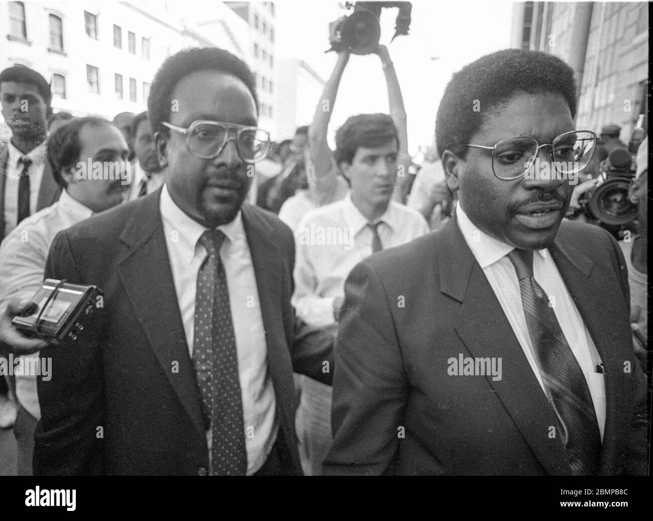 Die Anwälte Alton Maddox, Right und C. Vernon Mason bei einer Kundgebung für Tawana Brawley in Poughkeepsie, NY, am 11. Mai 1988, umgeben von Medien. Foto von Francis Specker Stockfoto