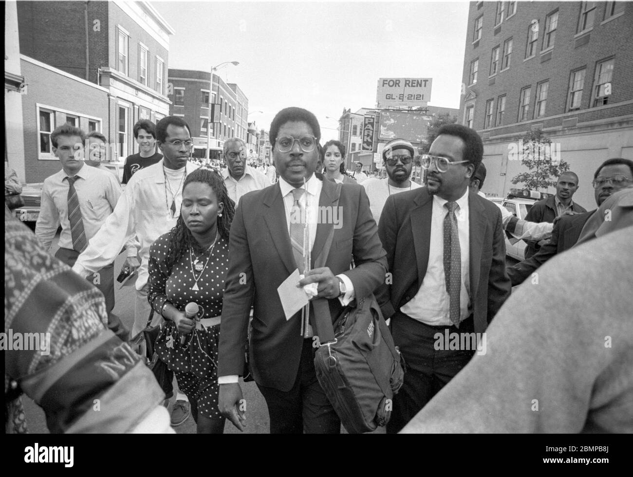 Die Anwälte Alton Maddox, Left, und C. Vernon Mason bei einer Kundgebung für Tawana Brawley in Poughkeepsie, NY, am 11. Mai 1988, umgeben von Medien. Foto von Francis Specker Stockfoto