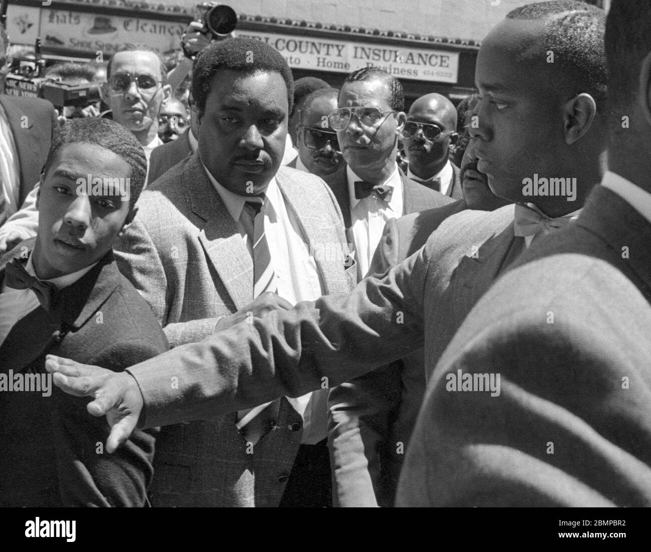 Reverend Louis Farrakhan, umgeben von Anhängern der Nation of Islam in Bogenschützen bei einer Kundgebung für Tawana Brawley in Poughkeepsie, NY am 11. Mai 1988. Foto von Francis Specker Stockfoto