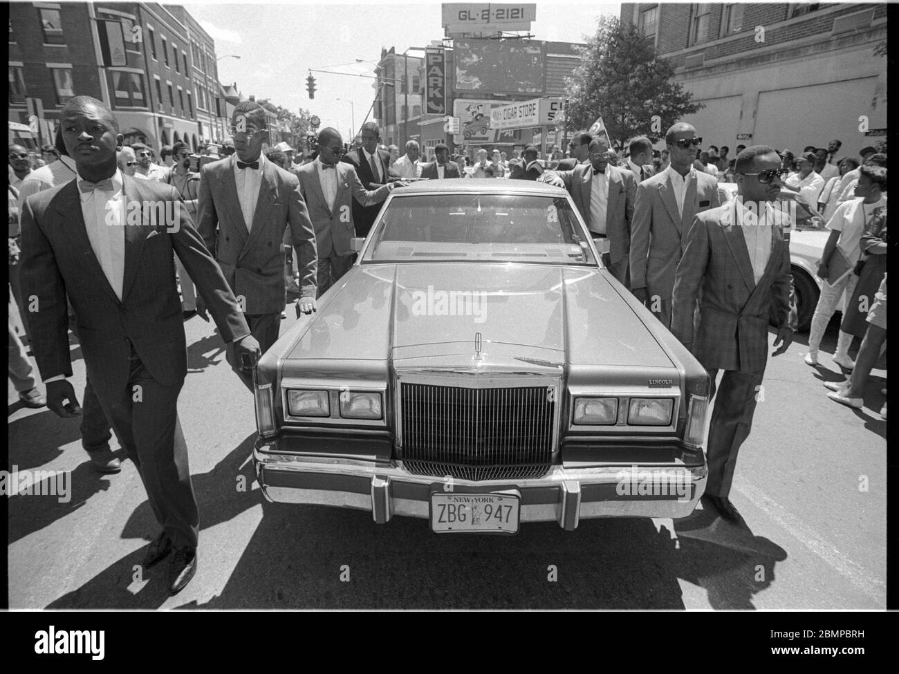 Die Limousine für Rev. Louis Farrakhan, umgeben von Anhängern der Nation of Islam in Bogenschützen bei einer Kundgebung für Tawana Brawley in Poughkeepsie, NY am 11. Mai 1988. Foto von Francis Specker Stockfoto