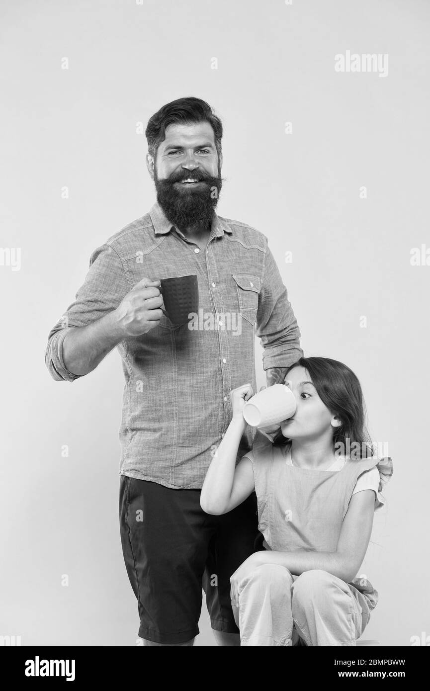 Der Morgen beginnt mit Kaffee. Glückliche Familie trinken Kaffee am Morgen. Kleines Kind und Vater mit Kaffeetassen. Frühstück wakeup. Guten Morgen. Stockfoto