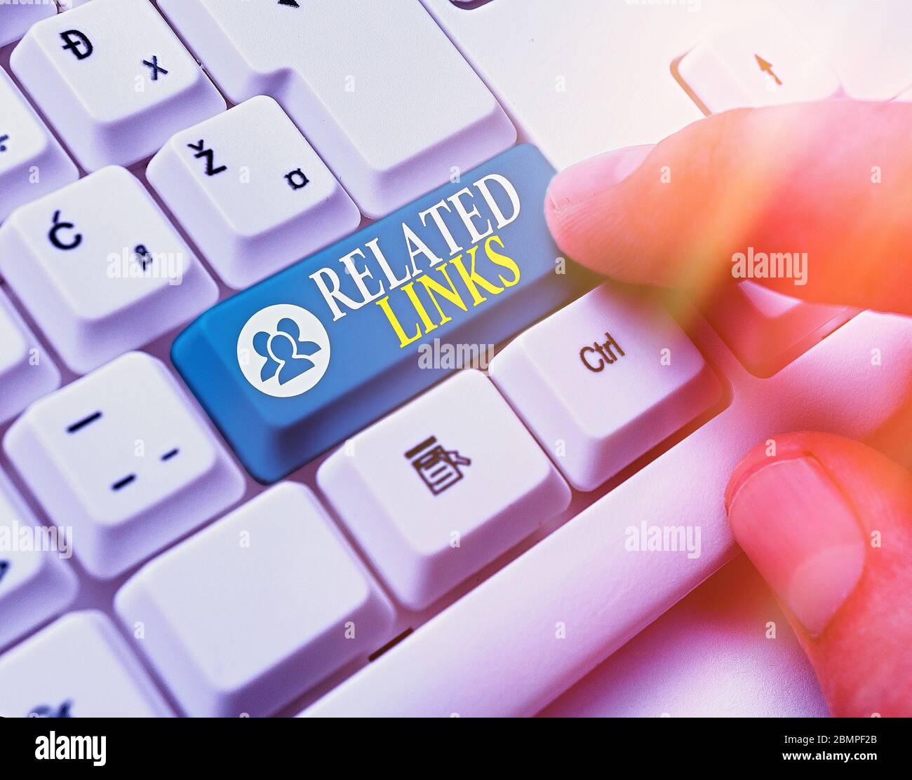 Schreiben Notiz mit verwandten Links. Geschäftskonzept für Website innerhalb einer Webseite Querverweis Hotlinks Hyperlinks Stockfoto