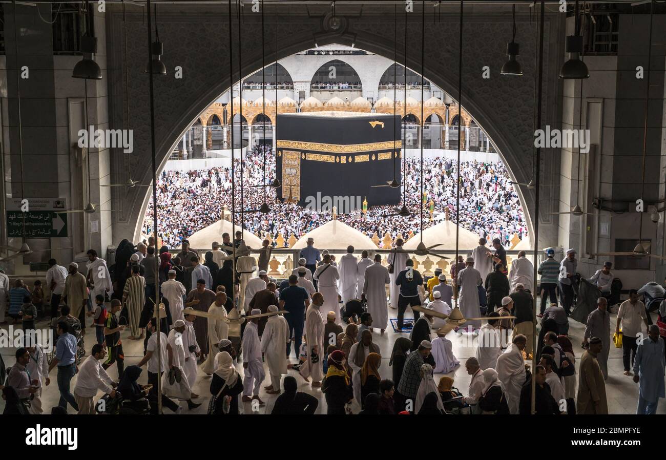 MEKKA, SAUDI-ARABIEN - JANUAR 28: Ein Scherenbild der kabe, die Muslime, die aus dem ersten Stock am 28. Januar 2017 in Mekka Saudi-Arabien tavaf. Stockfoto