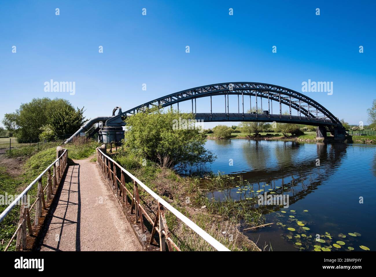 Lange Brücke über einen Fluss Stockfoto