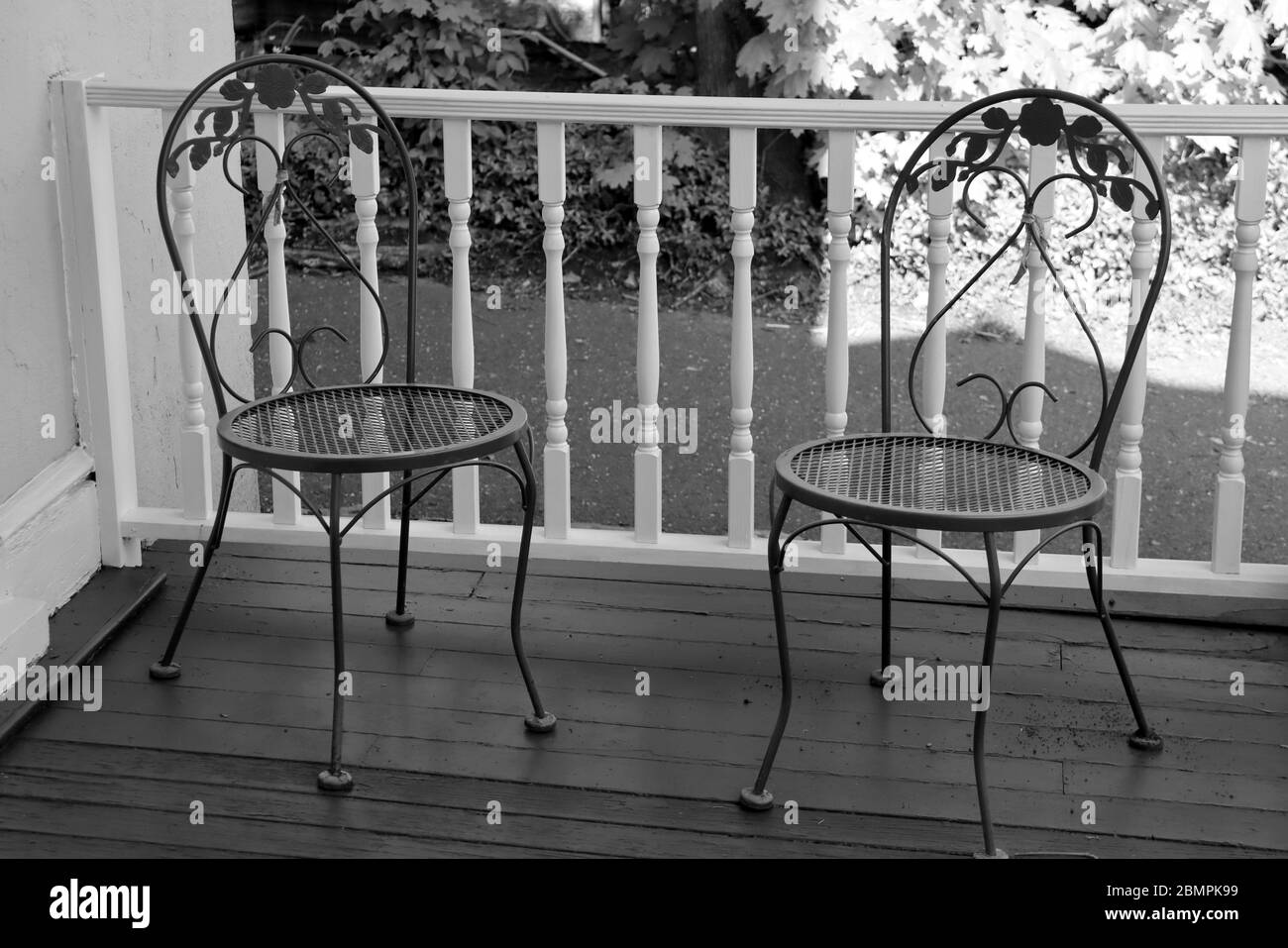 Zwei schwarze Stühle auf der Veranda. Stockfoto