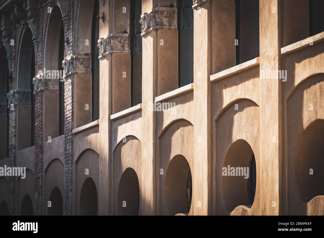 Fassade mit einer Reihe von Arkaden, die neoklassischen Stil und Moderne mischen Stockfoto