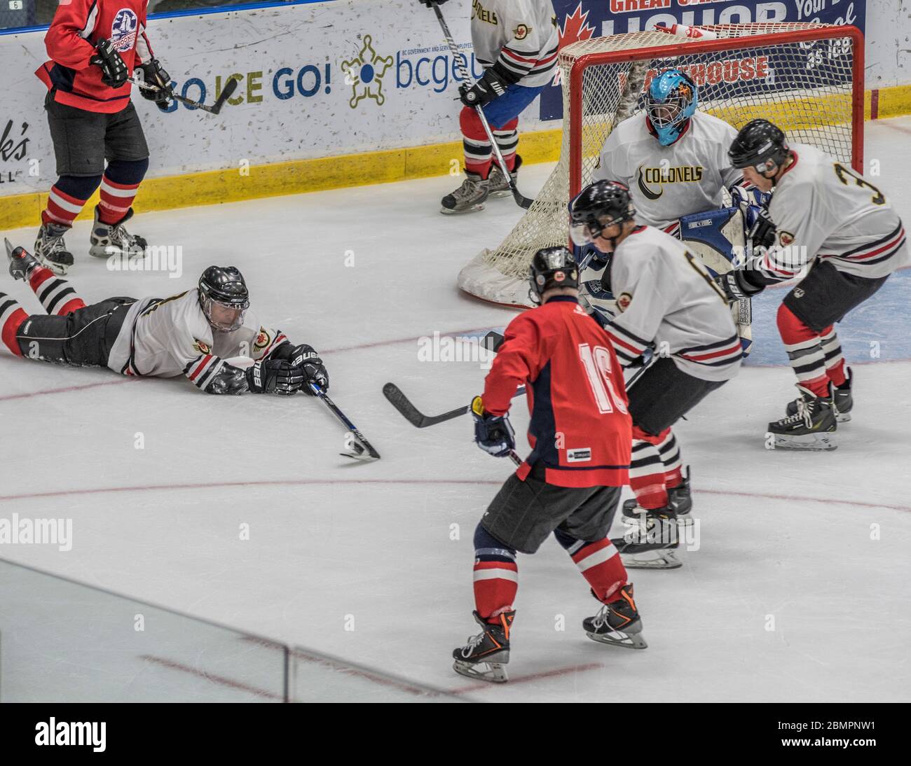 Männer: Hockey-Action. 65 Jahre alt und älter.Scoring, Schießen Stockfoto