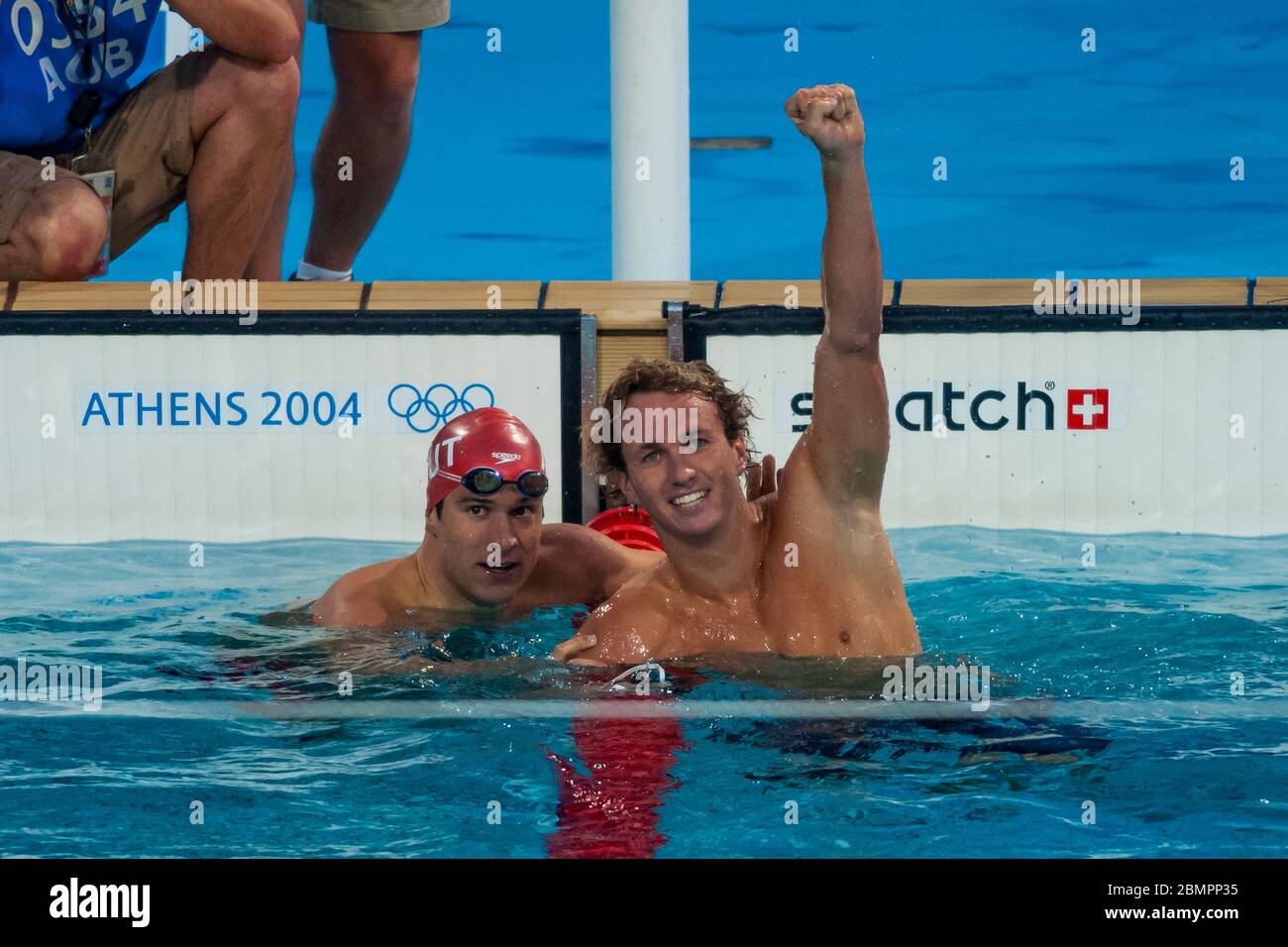Aaron Peirsol (USA)-R- gewinnt das Männer-Backstroke-Finale mit dem Silbermedaillengewinner Markus Rogan (AUT) bei den Olympischen Sommerspielen 2004 in Athen, Griechenland. Stockfoto