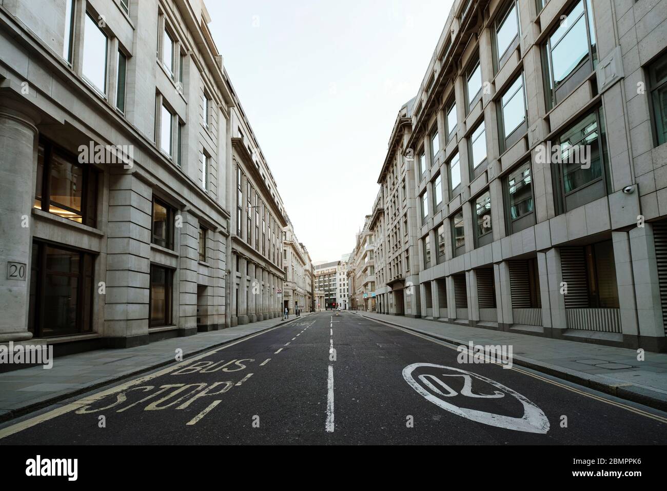 Low-Angle-Street-Aufnahme des verlassenen Moorgate am 7. Tag der Sperrung. The City of London, März 2020 Stockfoto