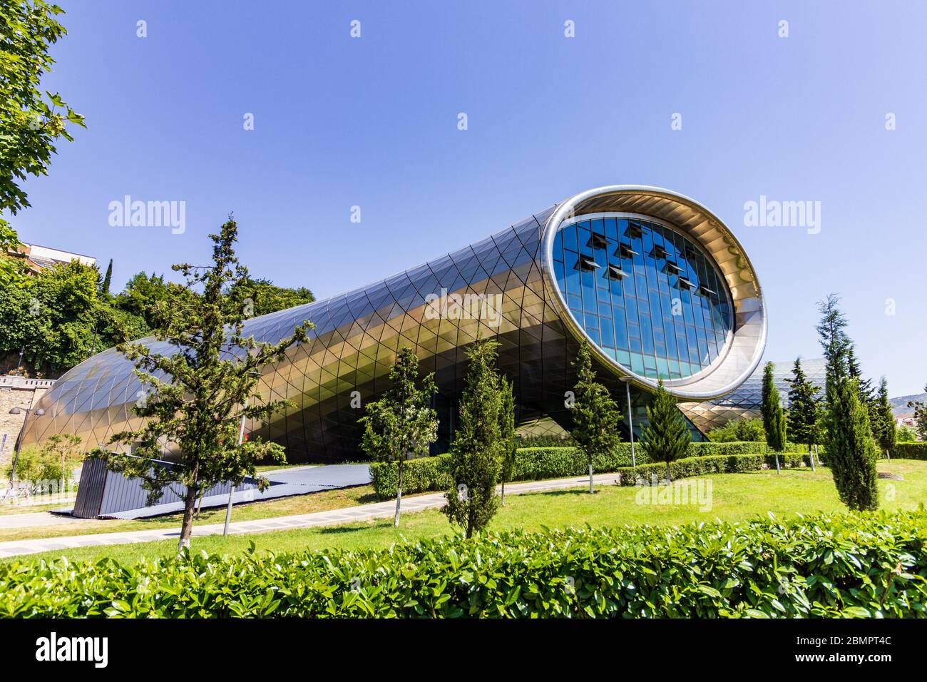 4. Juli 2019 - Tiflis, Georgien - die Konzerthalle Rhike ist ein Beispiel für moderne Architektur aus Glas und Metall Stockfoto