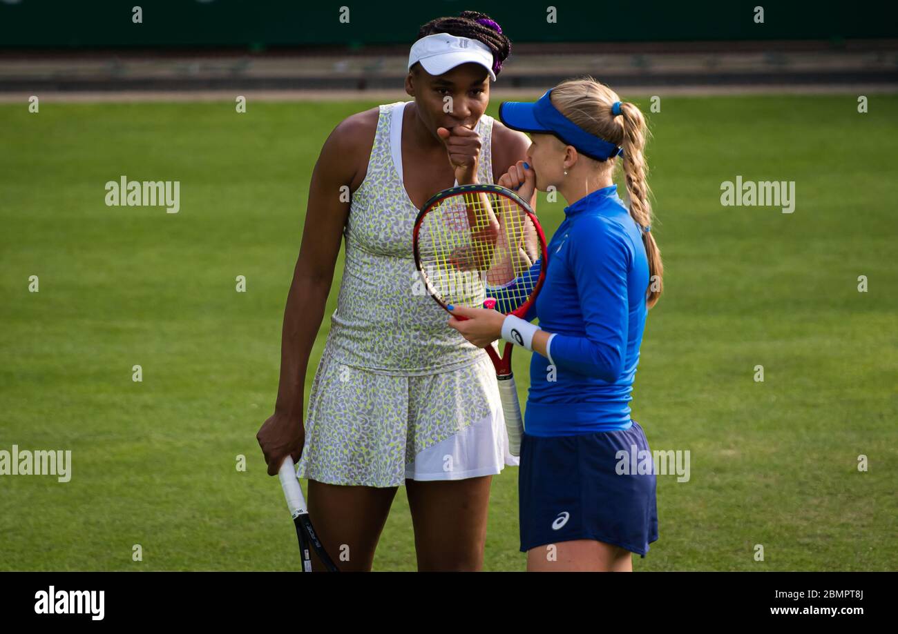 Venus Williams aus den Vereinigten Staaten und Harriet Dart aus Großbritannien spielen Doubles beim 2019 Nature Valley Classic WTA Premier Tennisturnier Stockfoto