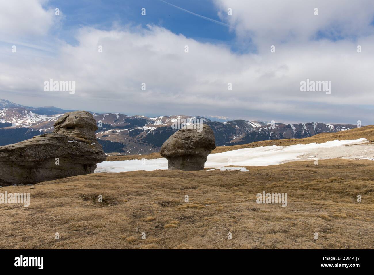 Bergplateau mit pilzförmigem Fels Stockfoto