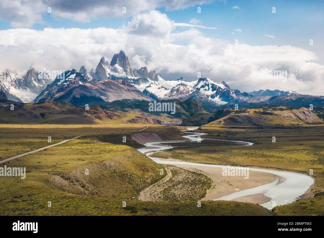 Luftaufnahme der Landschaft Patagoniens einschließlich Mount Fitzroy und Las Vueltas Fluss in El Chalten, Argentinien, Südamerika. Stockfoto