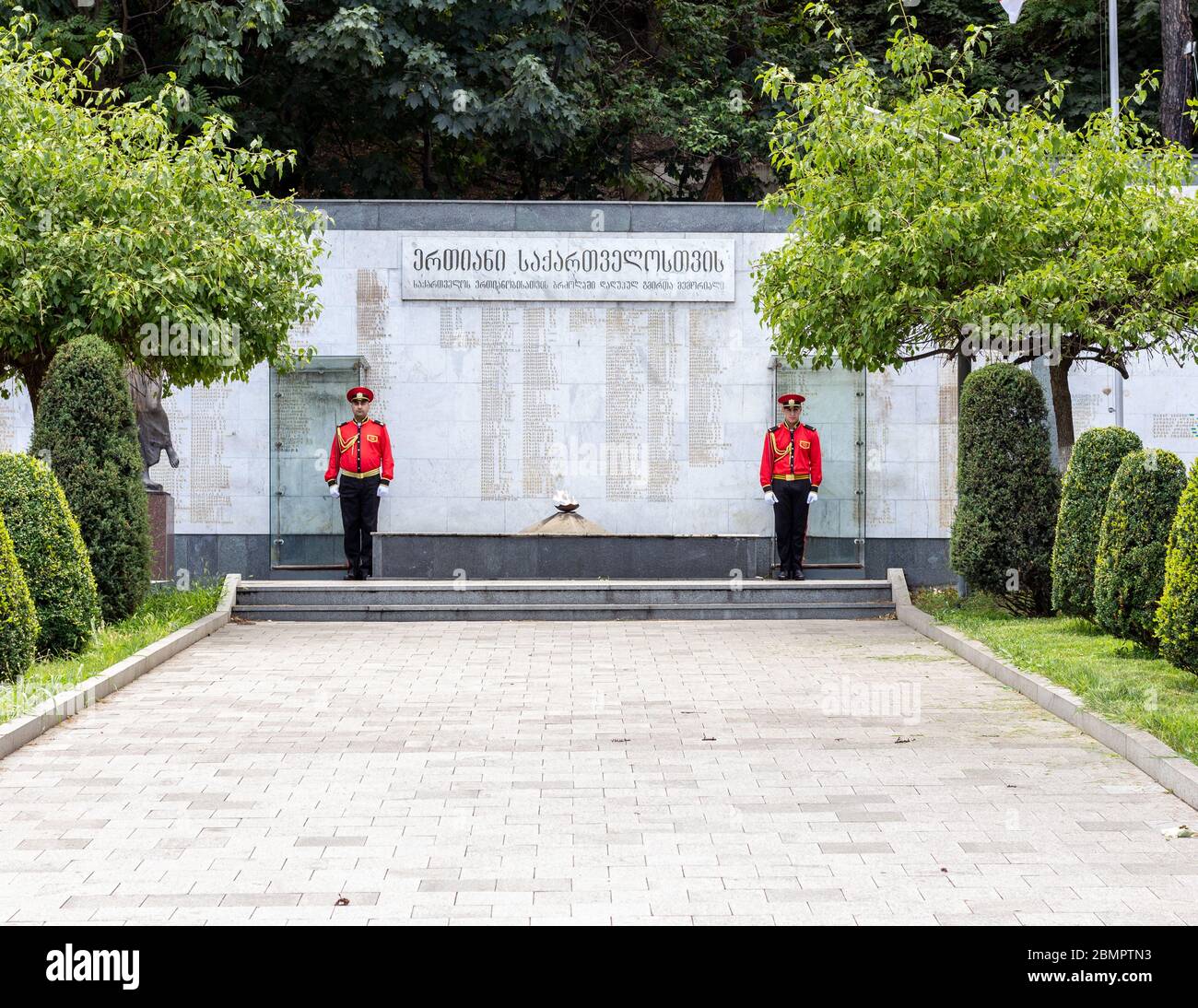 13. Juli 2019 - Tiflis, Georgien - Heldenplatz wurde gebaut, um die in militärischen Konflikten verlorenen Leben zu ehren. Es besteht aus einem hohen Turm mit n eingeschrieben Stockfoto