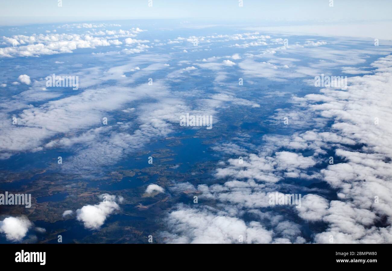 Wolkendecke aus der Vogelperspektive über finnischen Seen, Finnland Stockfoto