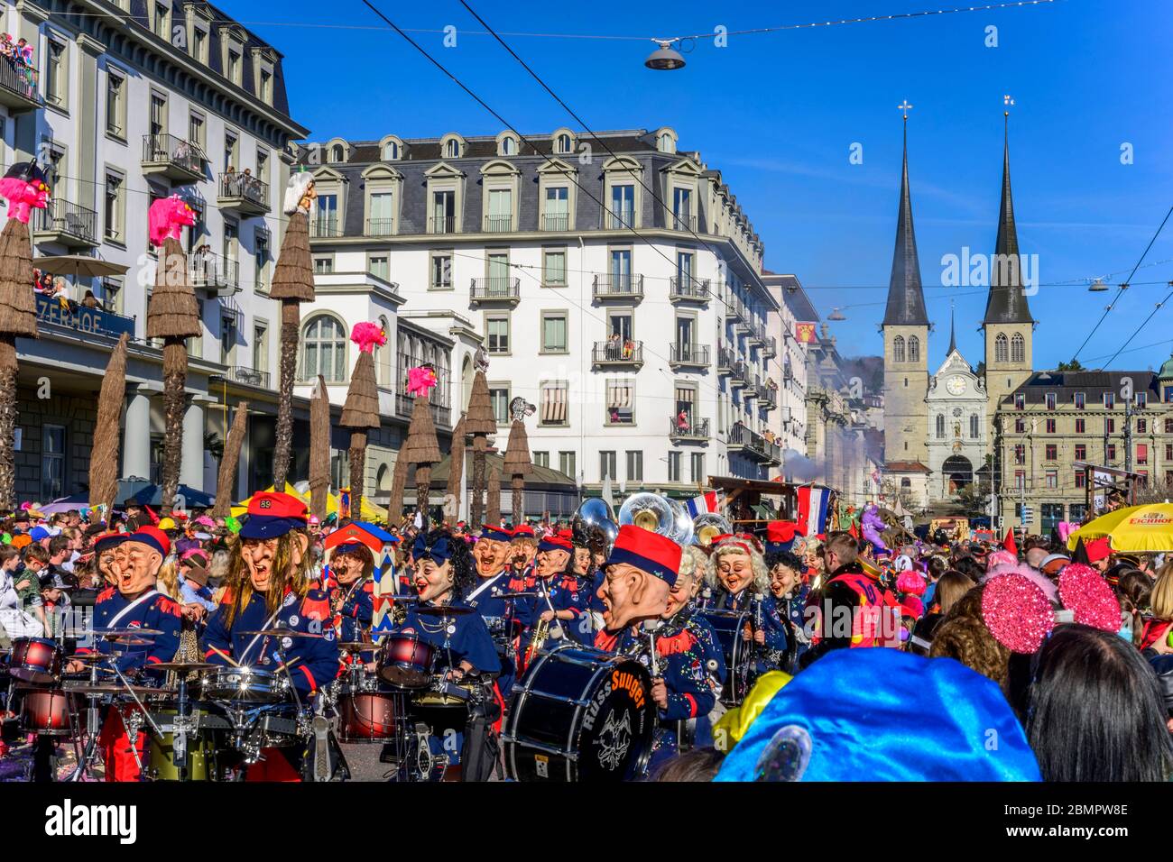 Musikband, Guggenmusikian, Karnevalsparade der Wey Guild am Rosenmontag, Guedismaentig, Luzerner Karneval 2020, Luzern, Schweiz Stockfoto