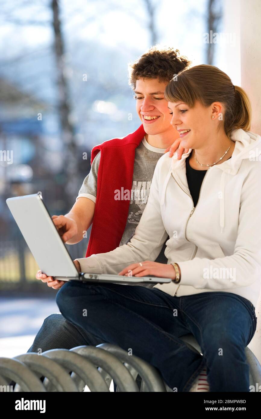Zwei Studenten sitzen vor Laptops, lernen am Computer, 19 Jahre, Österreich Stockfoto