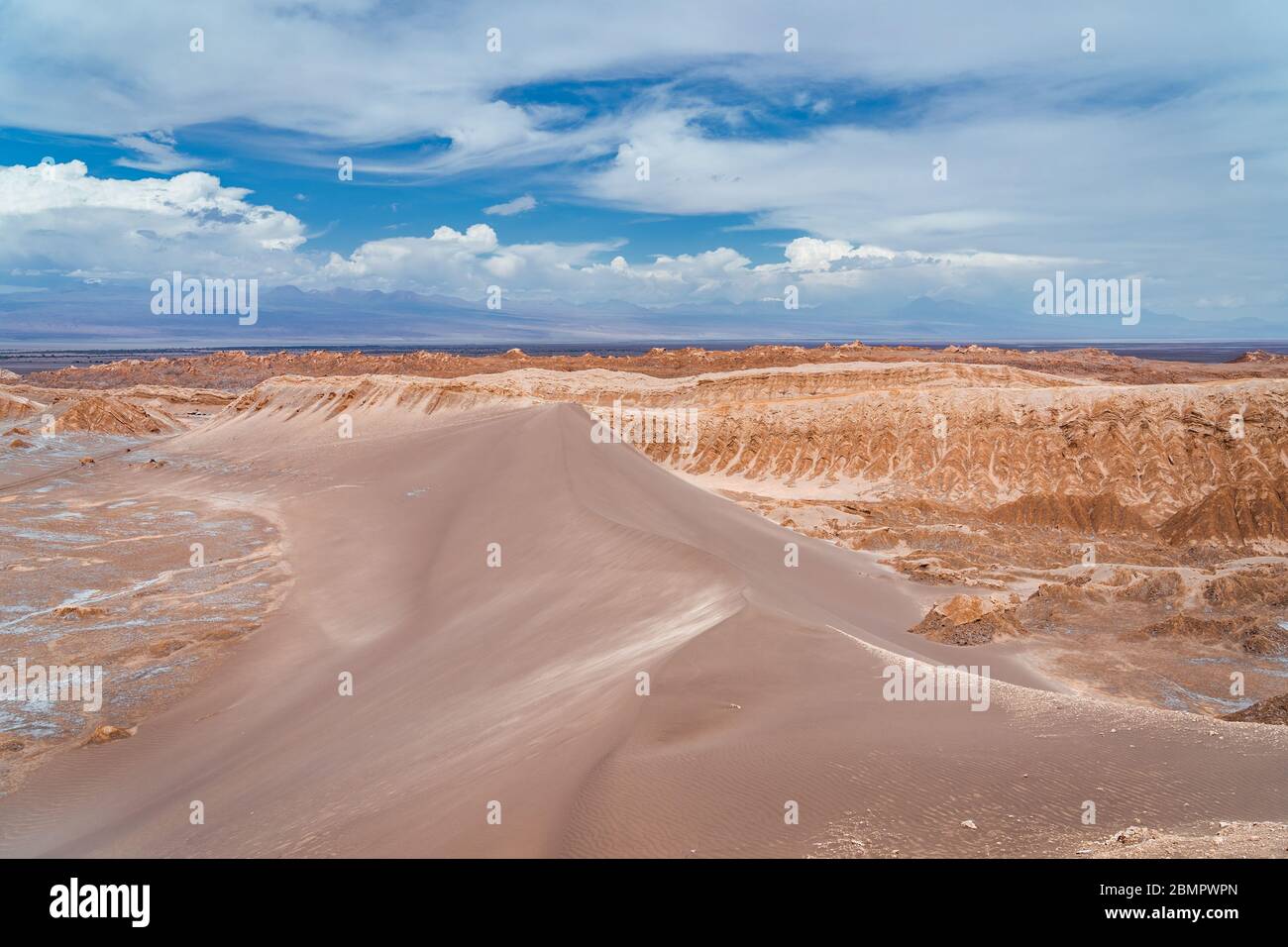 Sanddünen im Tal des Mondes (spanisch: Valle de La Luna) in der Atacama-Wüste, Chile, Südamerika. Stockfoto