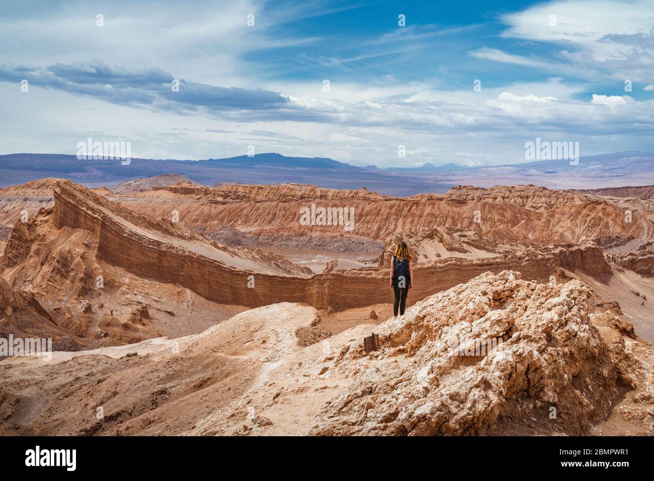 Weibliche Reisende, die das Tal des Mondes (spanisch: Valle de La Luna) in der Atacama-Wüste, Chile, Südamerika erkunden. Stockfoto