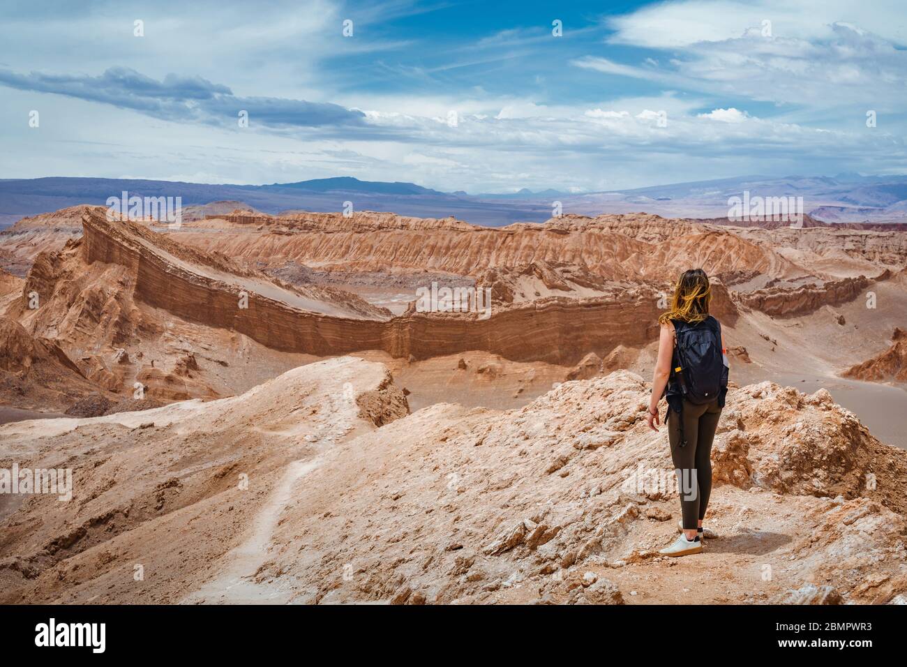 Weibliche Reisende, die das Tal des Mondes (spanisch: Valle de La Luna) in der Atacama-Wüste, Chile, Südamerika erkunden. Stockfoto