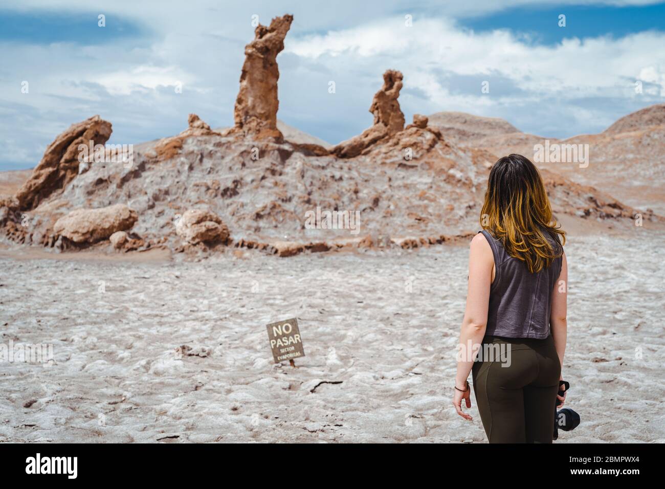Weibliche Reisende auf Naturdenkmal drei Marias (Spanisch: Las Tres Marias) Felsformation am Mond-Tal in der Atacama-Wüste, Chile. Stockfoto