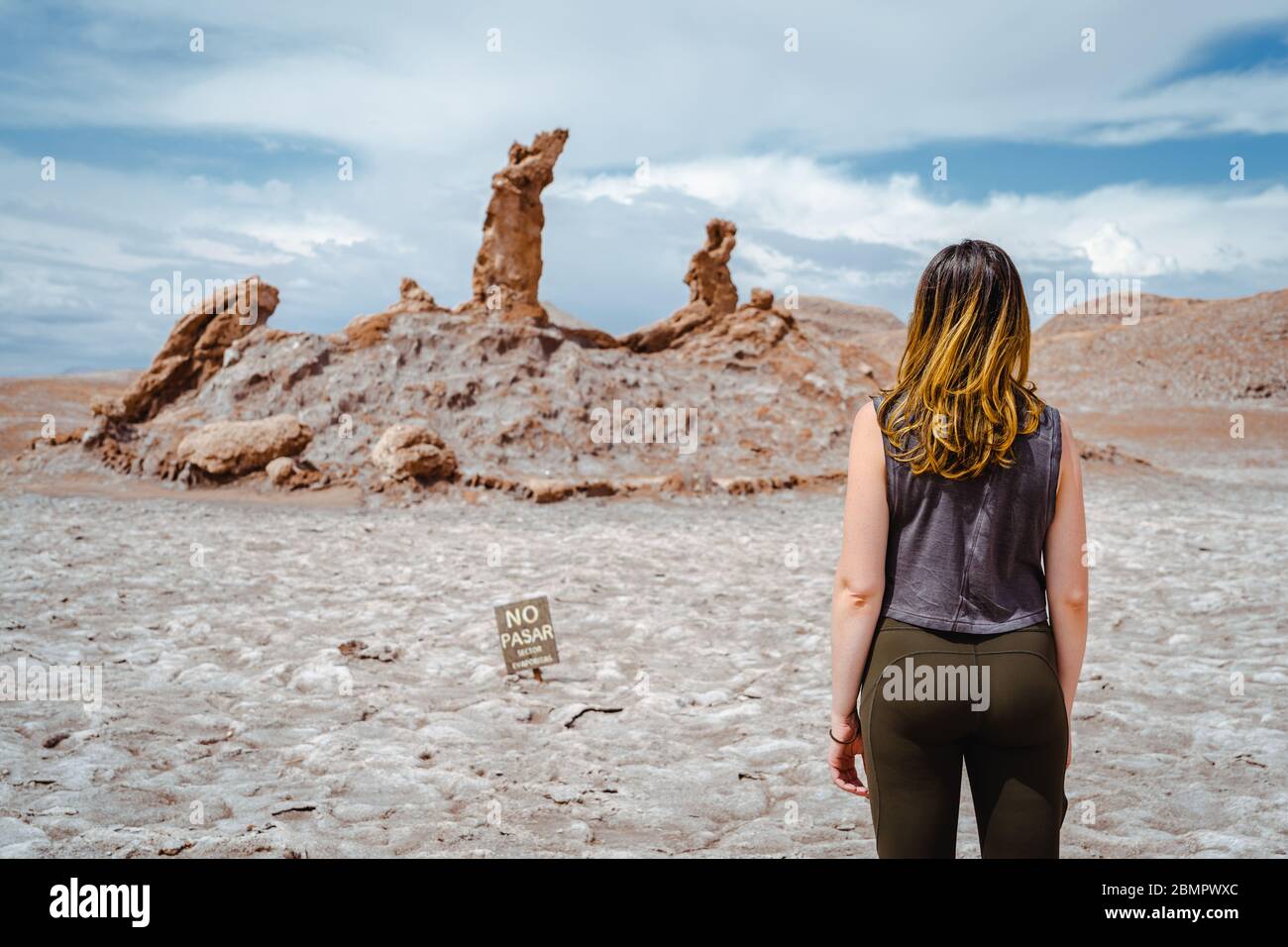 Weibliche Reisende auf Naturdenkmal drei Marias (Spanisch: Las Tres Marias) Felsformation am Mond-Tal in der Atacama-Wüste, Chile. Stockfoto