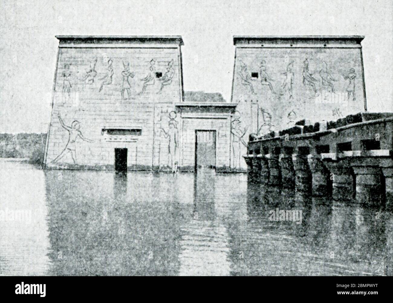 Dieses Foto zeigt die Südfront des Isisstempel bei Philae während der Überschwemmungszeit, der Zeit des Jahres, als der Nil jährlich überschwemmt es Ufer - vor dem Bau des Assuan-Staudamms. Der Bau des Tempels begann um 280 v. Chr. das Foto wurde von dem italienischen Archäologe Guiseppe Fiorelli im 19. Jahrhundert aufgenommen. Stockfoto