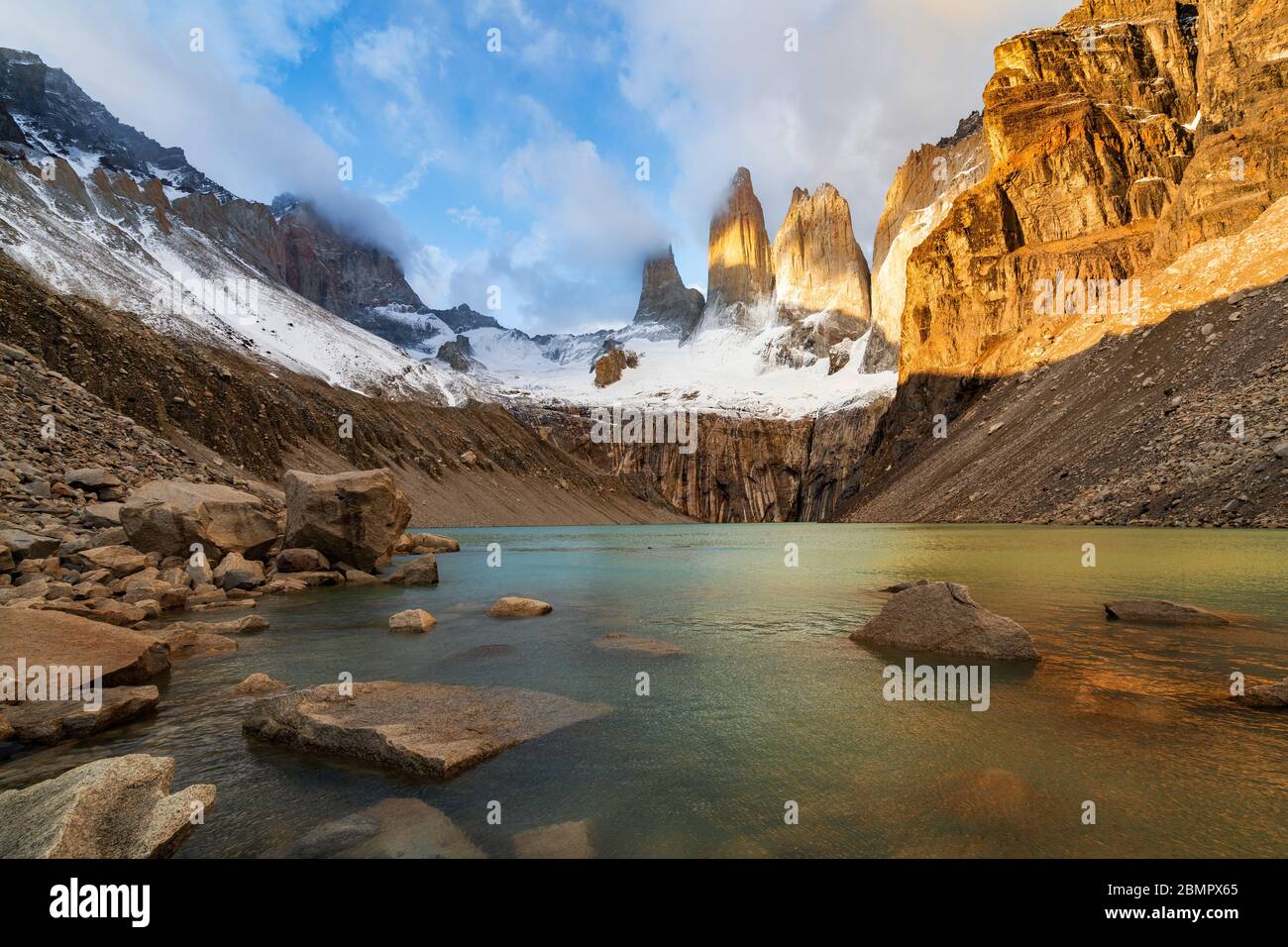 Sonnenaufgang über dem berühmten Türme an Mirador Las Torres im Torres del Paine Nationalpark, Patagonien, Chile, Südamerika. Stockfoto