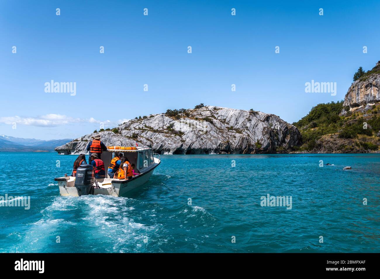 Touristen erkunden die Marmorhöhlen (spanisch: Cuevas de Marmol ), eine Reihe von natürlich geformten Höhlen und Felsformationen in Patagonien, Chile. Stockfoto