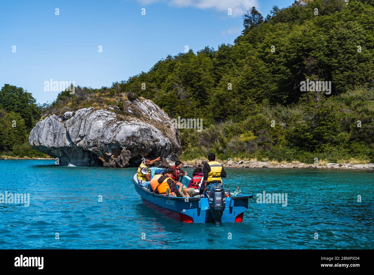 Touristen erkunden die Marmorhöhlen (spanisch: Cuevas de Marmol ), eine Reihe von natürlich geformten Höhlen und Felsformationen in Patagonien, Chile. Stockfoto