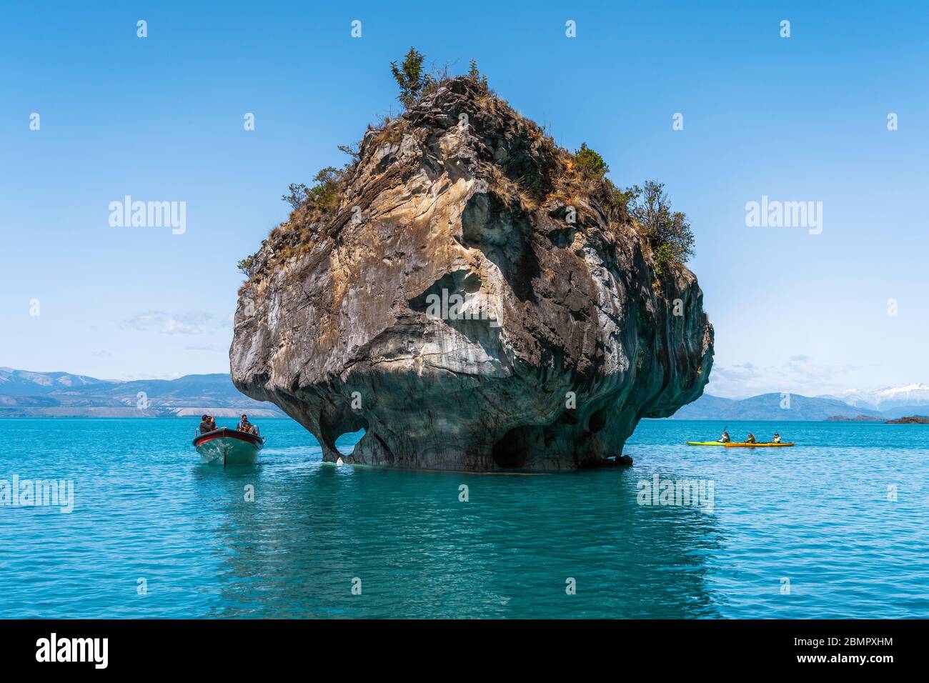 Touristen erkunden die Marmorhöhlen, eine Reihe von natürlich geformten Höhlen und Felsformationen am General Carrera See in Patagonien, Chile. Stockfoto