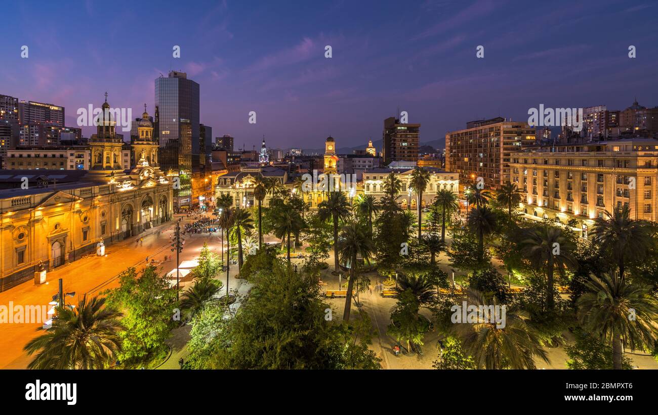 Plaza de Armas Platz in der Abenddämmerung in Santiago, der Hauptstadt und größten Stadt in Chile, Südamerika. Stockfoto